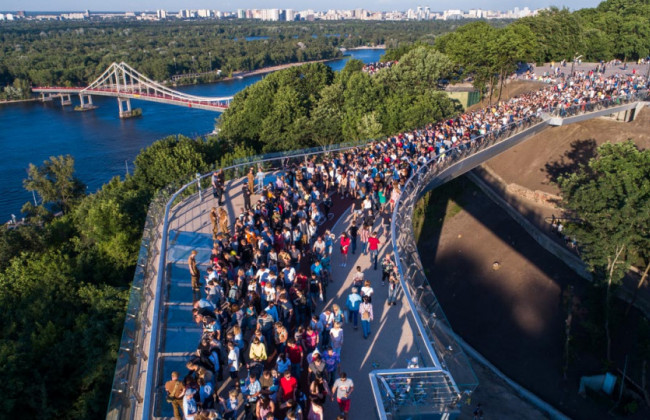 Стеклянный мост закрыли: есть подробности