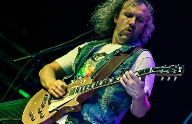 Гитариста «Ляписа Трубецкого» жестоко избили, а семья Алибасова стала жертвой мошенника: новости шоубиза