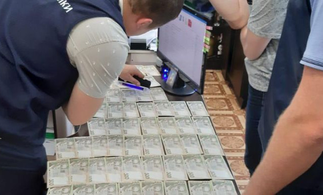 Вирішили земельне питання: ДБР викрило посадовців