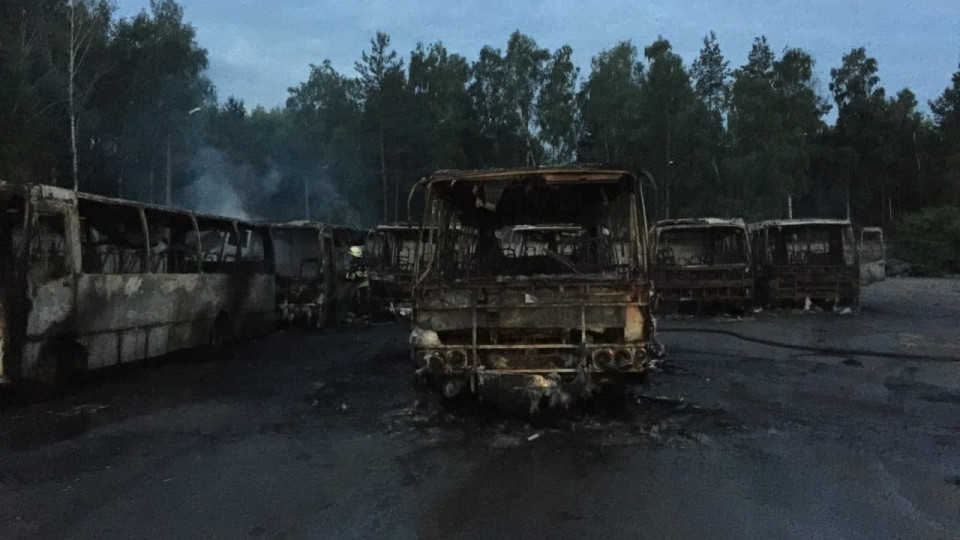 Под Киевом вспыхнул пожар на автостоянке: сгорели 10 маршруток