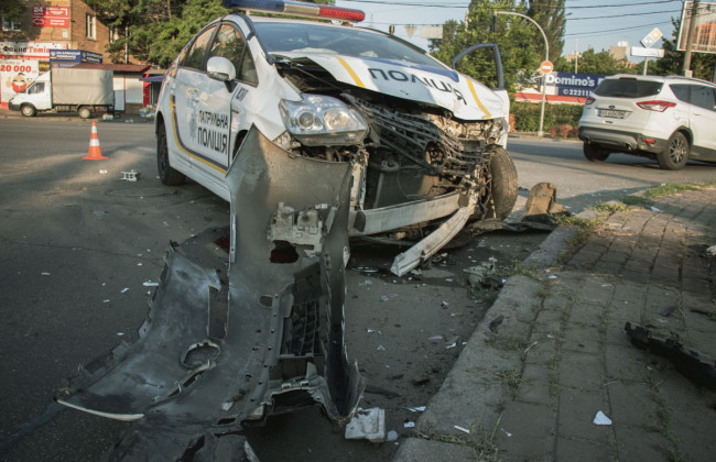 В Киеве столкнулись полицейский Prius и Ford: патрульный получил травму головы