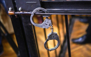 Сорвал цепочку с работницы суда: в громком деле появилось продолжение