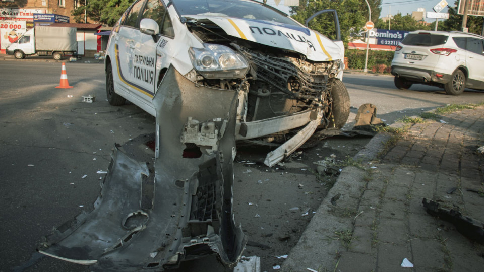 В Киеве столкнулись полицейский Prius и Ford: патрульный получил травму головы
