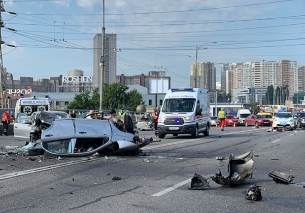 В Киеве столкнулись четыре автомобиля: много погибших и пострадавших