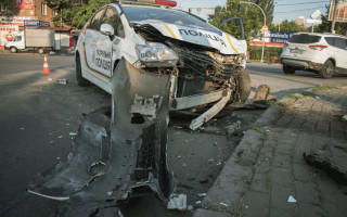 В Киеве столкнулись полицейский Prius и Ford: патрульный получил травму головы