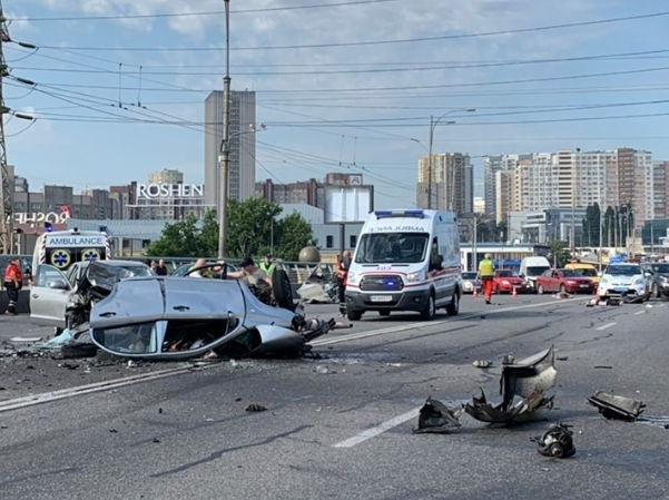 В Киеве столкнулись четыре автомобиля: много погибших и пострадавших