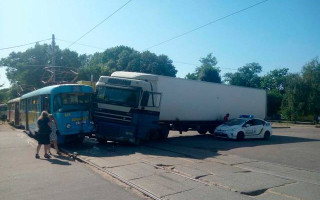 В Харькове фура на полном ходу влетела в трамвай, есть фото