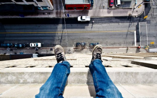 В Киеве ребенок залез на крышу: снимали спасатели