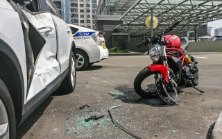 Перелетел через крышу автомобиля: на киевской парковке разбился мотоциклист