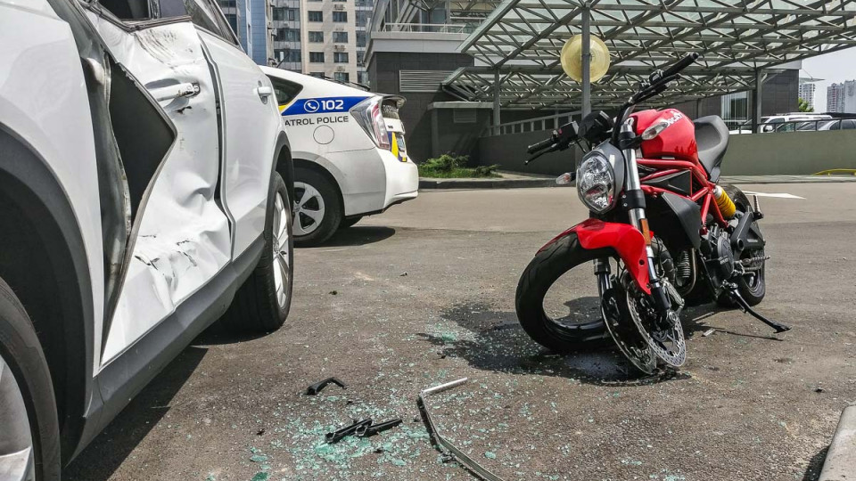 Перелетел через крышу автомобиля: на киевской парковке разбился мотоциклист