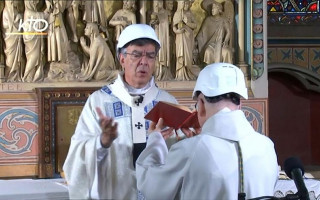 В Нотр-Даме провели первую литургию после страшного пожара: есть видео