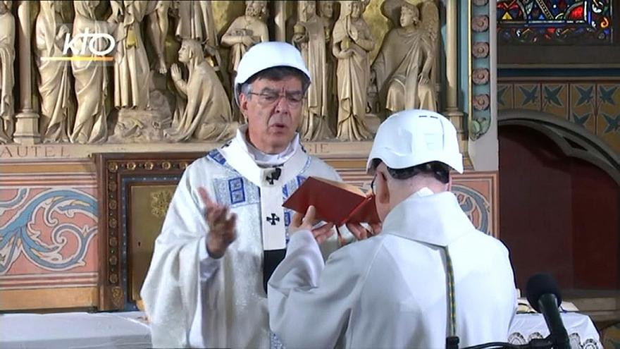 В Нотр-Даме провели первую литургию после страшного пожара: есть видео