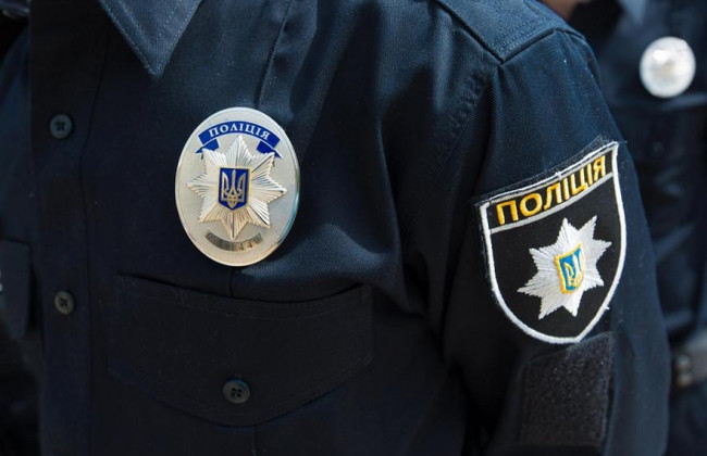 Коп жорстоко побив чоловіка кийком на Одещині, є відео