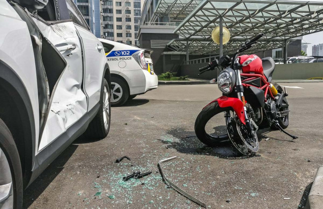 Перелетел через крышу автомобиля: на киевской парковке разбился мотоциклист