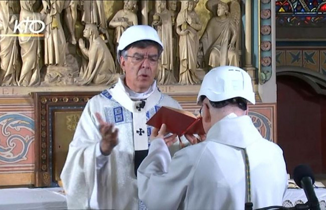 В Нотр-Даме провели первую литургию после страшного пожара: есть видео