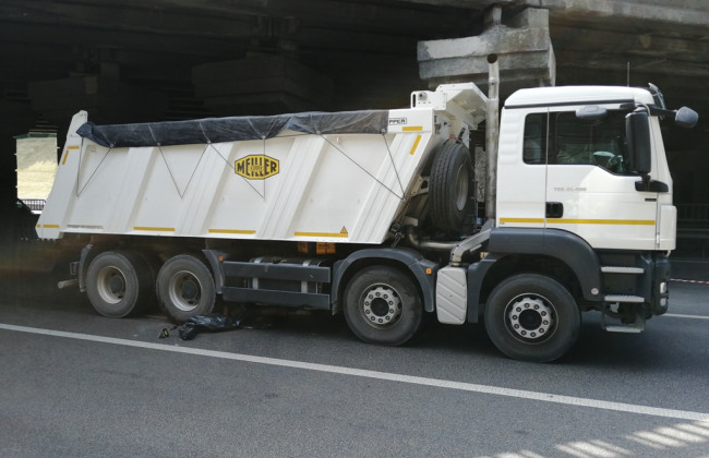 В Киеве мужчина спрыгнул с моста под грузовик: копы устанавливают личность погибшего