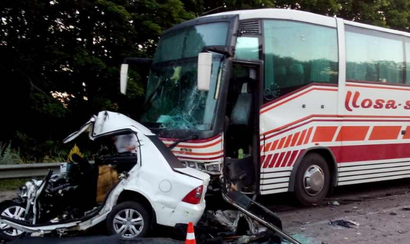 Смертельна ДТП на Харківщині: іномарка влетіла в автобус з пасажирами
