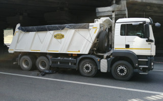 В Киеве мужчина спрыгнул с моста под грузовик: копы устанавливают личность погибшего
