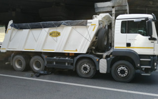 В Киеве мужчина спрыгнул с моста под грузовик: полиция открыла уголовное производство