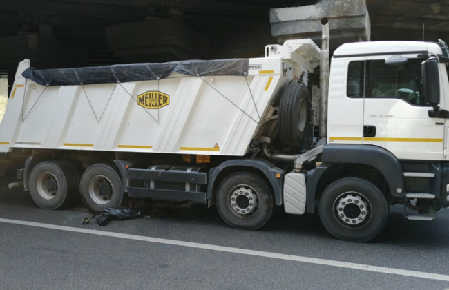 В Киеве мужчина спрыгнул с моста под грузовик: полиция открыла уголовное производство