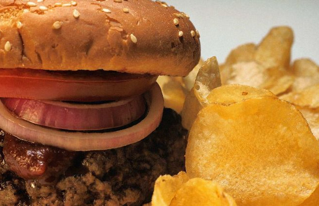 Как популярная пища влияет на мозг: ученые объяснили