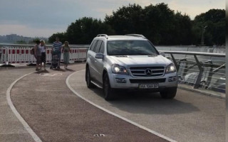 Проехались на внедорожнике по пешеходному мосту в Киеве: появилось видео