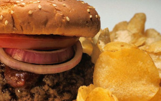 Как популярная пища влияет на мозг: ученые объяснили