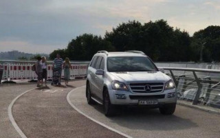 Заехали на пешеходный мост в Киеве: Кличко сообщил детали