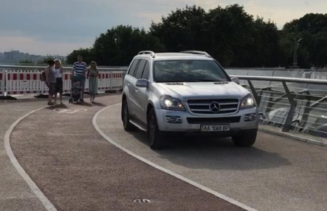 Проехались на внедорожнике по пешеходному мосту в Киеве: появилось видео