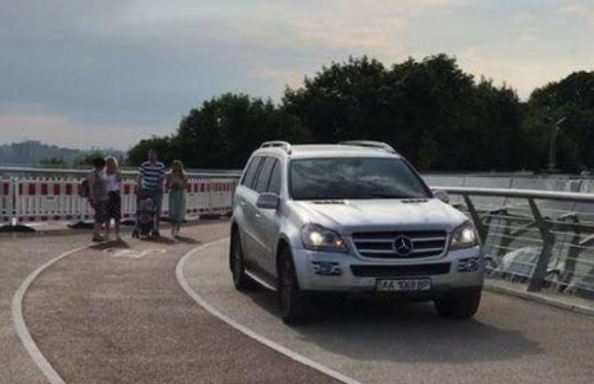 Заехали на пешеходный мост в Киеве: Кличко сообщил детали