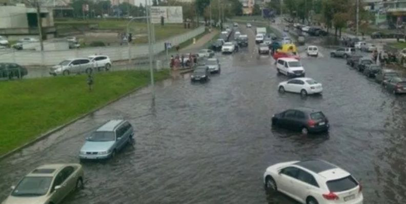 В Киеве улицы «ушли под воду» после дождя, есть видео