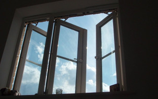 Свесил ноги с балкона высотки и угрожал прыгнуть: пьяный мужчина напугал киевлян