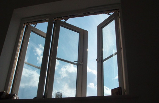 Свесил ноги с балкона высотки и угрожал прыгнуть: пьяный мужчина напугал киевлян