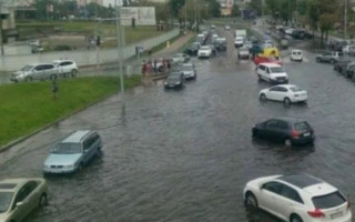 В Киеве улицы «ушли под воду» после дождя, есть видео