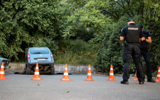 Водіям на замітку: два автомобілі у Києві «пірнули» під асфальт