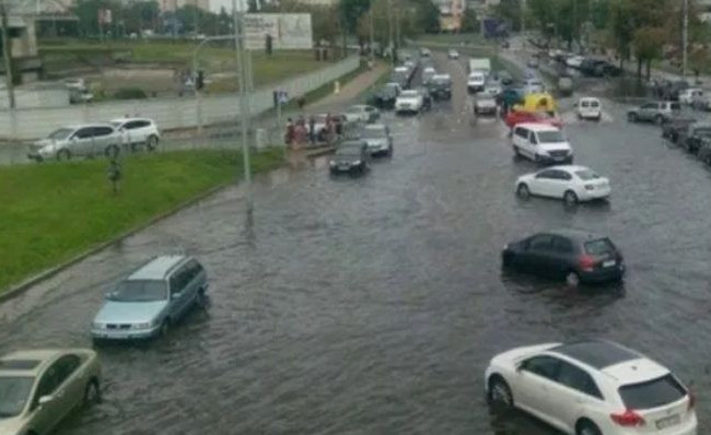 Киевлян впечатлили потопом после грозы, есть видео