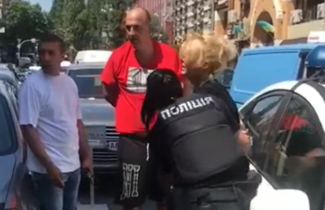 В Киеве женщина побила копов: есть видео
