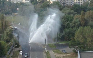 Фонтан посреди улицы удивил киевлян, есть фото