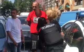 В Киеве женщина побила копов: есть видео
