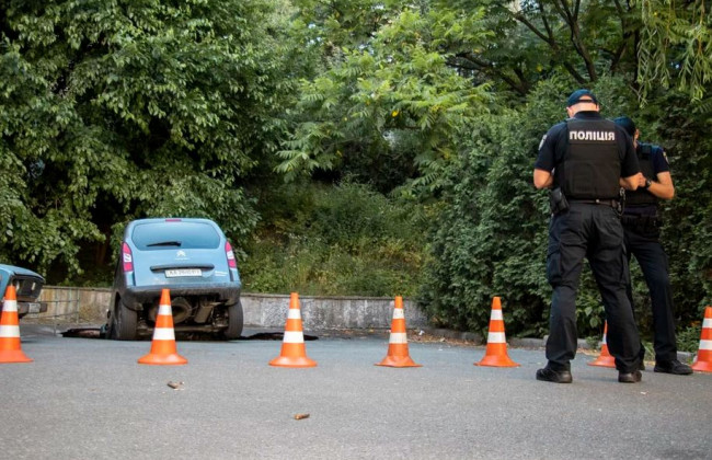 Водіям на замітку: два автомобілі у Києві «пірнули» під асфальт