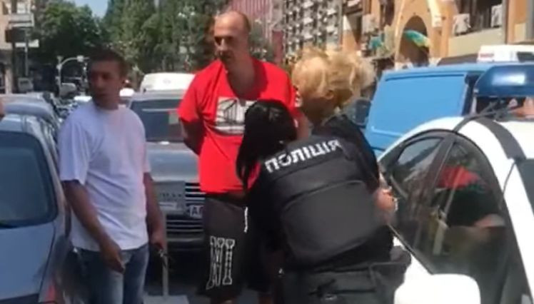 В Киеве женщина побила копов: есть видео