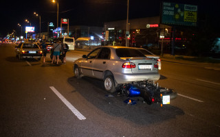 Жесткое ДТП в Киеве: мотоциклист врезался в Lanos и попал под Audi, видео
