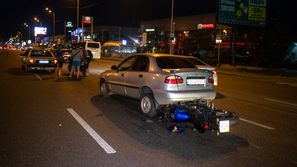 Жесткое ДТП в Киеве: мотоциклист врезался в Lanos и попал под Audi, видео