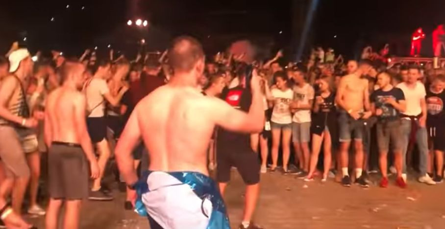 В Киеве зрители концерта устроили массовую драку: появилось видео