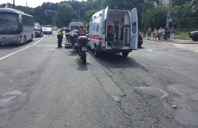 ДТП в Києві: водій збив жінку з дитиною, відео