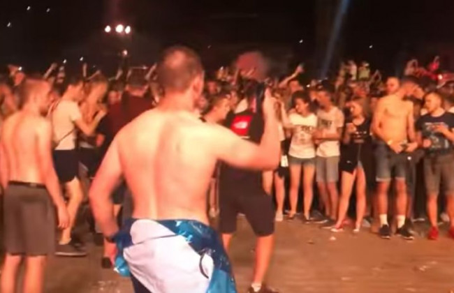 В Киеве зрители концерта устроили массовую драку: появилось видео
