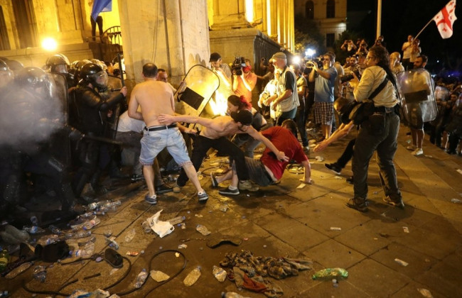 Майдан в Тбилиси: 16 демонстрантов госпитализированы, видео