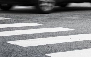 В Киеве мужчина сбил девушек на переходе и скрылся