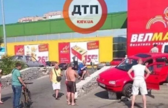 Автомобиль под Киевом застрял на лестнице супермаркета