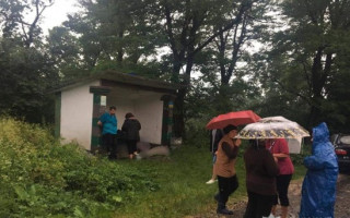Трагедия на Прикарпатье: молния на остановке убила трех человек